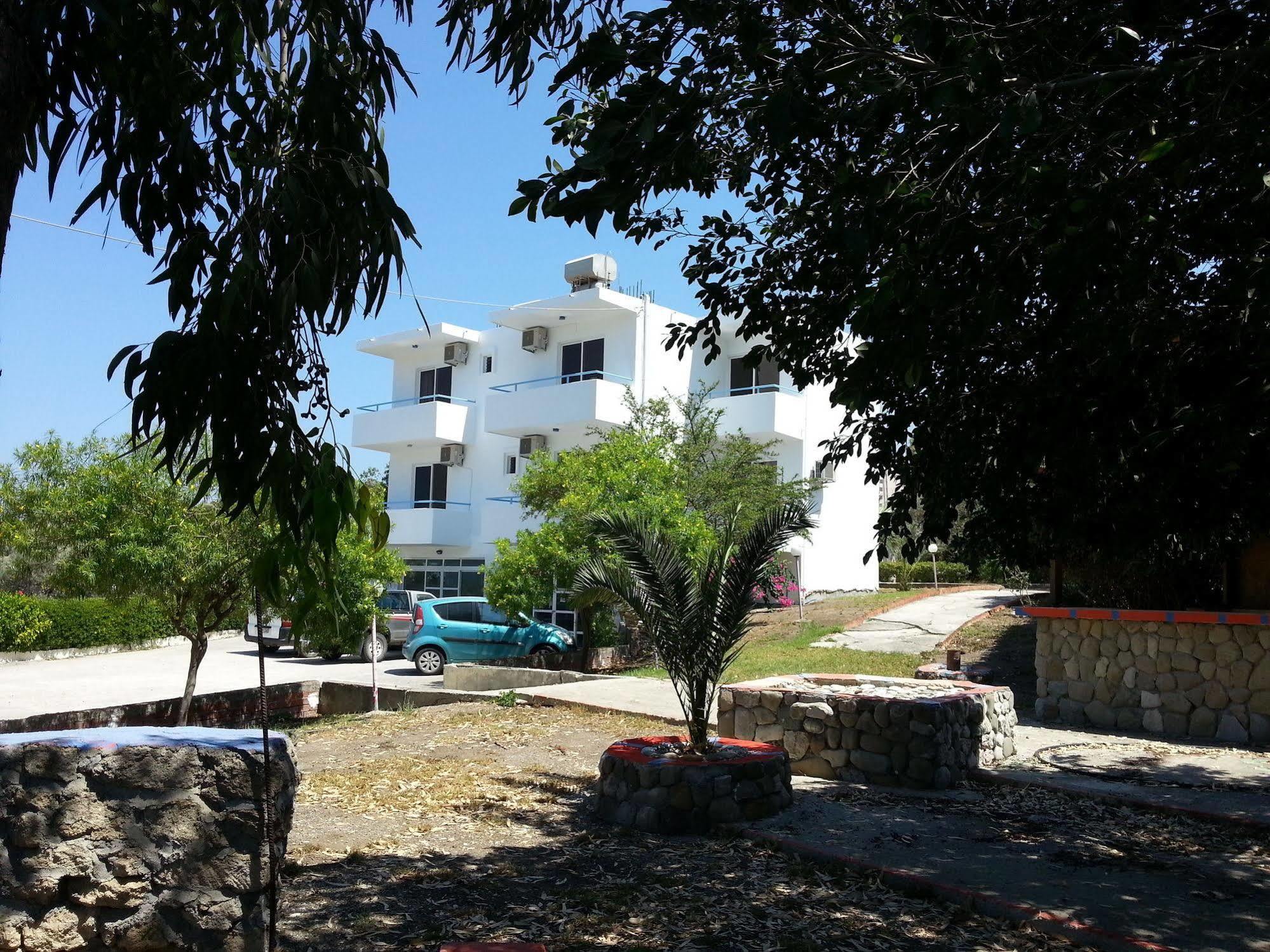 Saint George Ecotel Kalavárda Esterno foto